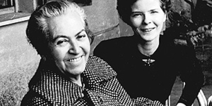 Gabriela Mistral junto a Doris Dana, tía de Doris Atkison.