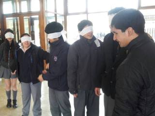 Estudiantes asistiendo al cine inclusivo