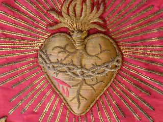 Detalle de casulla en exhibición