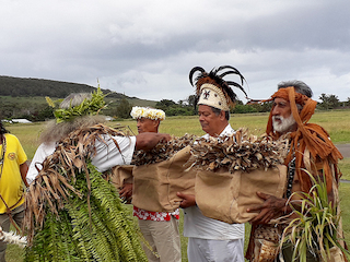 La comunidad recibió las osamentas con una ceremonia.