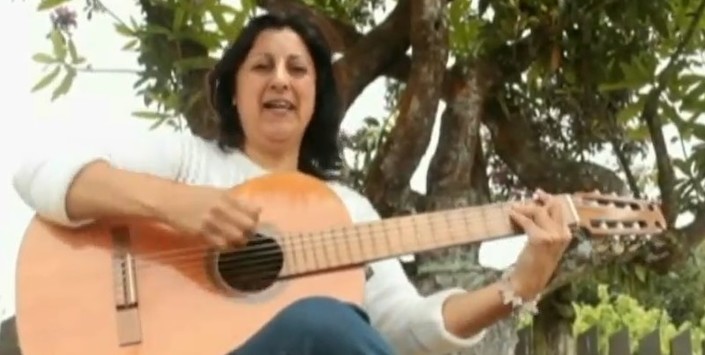 Yanette Gavilán, cantora de isla Lemuy. Sus primeros trabajos musicales la vinculan con la labor de difusión y comunicación que realizaba la Radio Estrella del Mar.