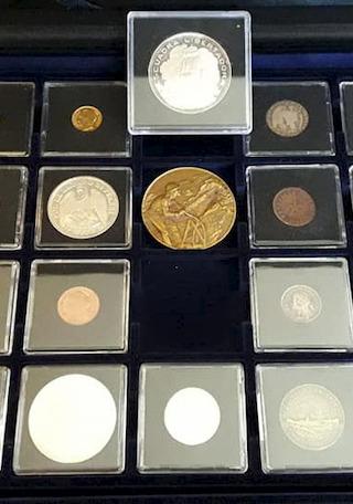 monedas en biblioteca