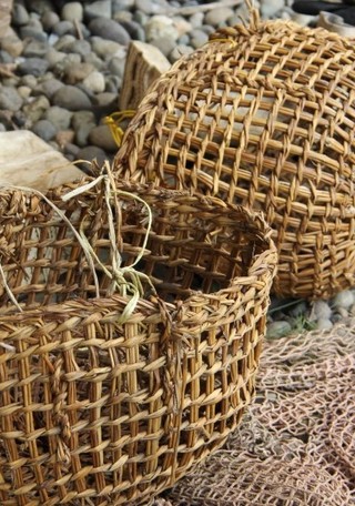 Uno de los objetos  más comunes  tejidos  con  junquillo  son los  lloles,  canastos usados  para transportar  alimentos  en disntitas  faenas  domésticas  y campesinas.