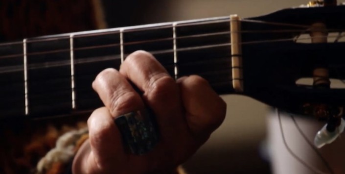 Neddiel Muñoz Millalonco interpretando Kachal kurra (Hacha de piedra), poema de José Santos Lincomán. El poema fue musicalizado por Neddiel junto al grupo Armazón. La imagen corresponde al documental Etnográfica ::: sur