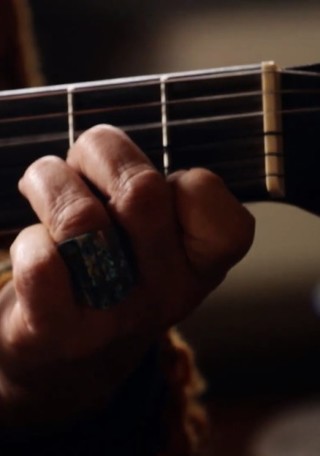 Neddiel Muñoz Millalonco interpretando Kachal kurra (Hacha de piedra), poema de José Santos Lincomán. El poema fue musicalizado por Neddiel junto al grupo Armazón. La imagen corresponde al documental Etnográfica ::: sur