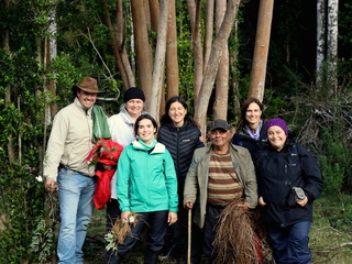 Equipo en terreno en la localidad de Llanco