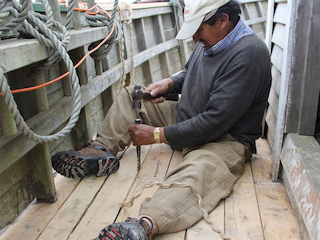 Pedro Soto reparando la réplica de la Goleta Ancud del museo el año 2014