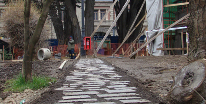 Trabajo en los pasillos laterales del museo.