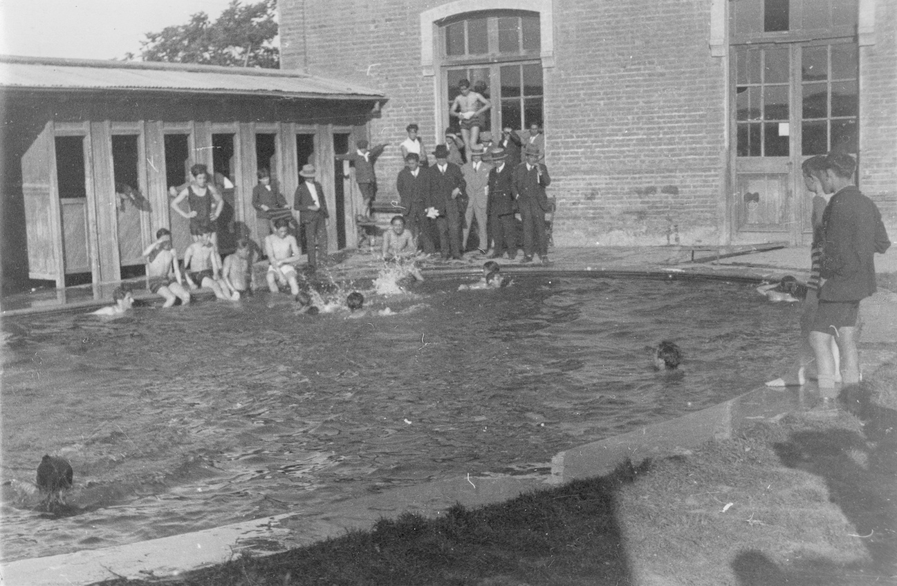Anónimo. Piscina. Escuela Normal de Chillán. 1919 Anónimo. Piscina. Escuela Normal de Chillán. 1919