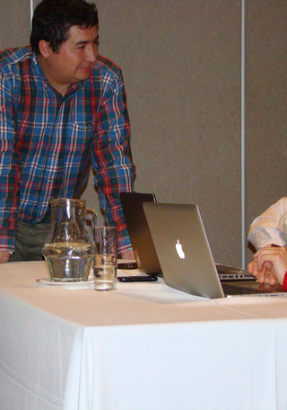 Jorge González explica a Luna Marticorena aspectos de la Norma ISO