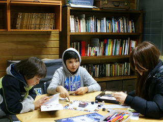 Visitantes utilizando la biblioteca del MAMG.
