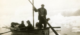 Chalupa en Laguna San Rafael, año 1936. Fotografía tomada durante la expedición de Enrique Hollub. Colección Enrique Hollub, Archivo fotográfico Museo Regional de Aysén.