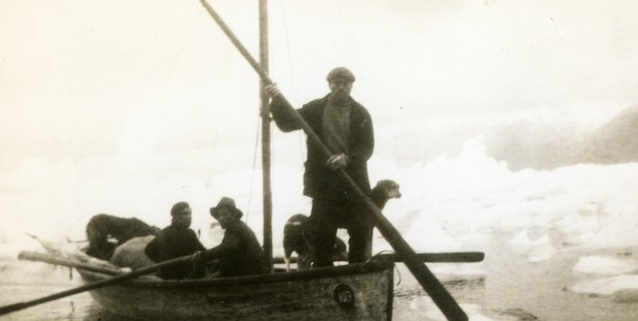Chalupa en Laguna San Rafael, año 1936. Fotografía tomada durante la expedición de Enrique Hollub. Colección Enrique Hollub, Archivo fotográfico Museo Regional de Aysén.