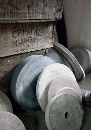 Cajones de Cristal Yungay y esmeril para tallar