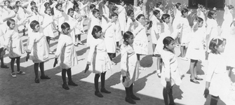 Niñas en clase de gimnasia