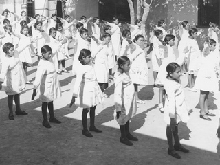 Niñas en clase de gimnasia