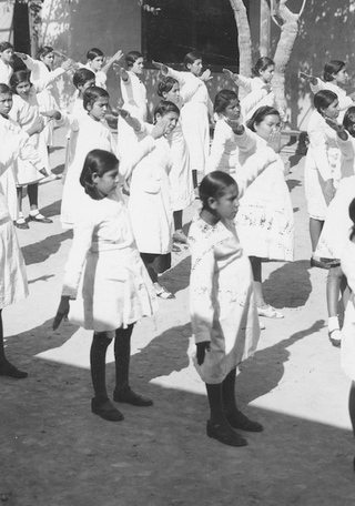 Niñas en clase de gimnasia