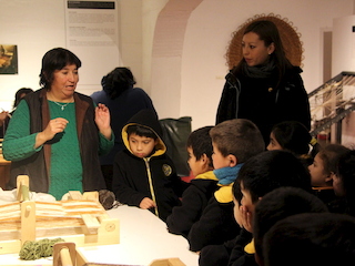 Fotografía: Sra. Adriana Tureuna explicando a estudiantes sobre el trabajo en quelgo