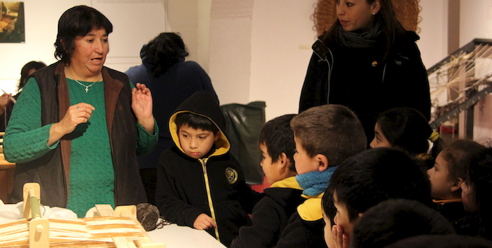 Fotografía: Sra. Adriana Tureuna explicando a estudiantes sobre el trabajo en quelgo