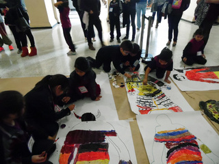 Niños dibujando en el Museo