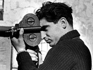 Fotografía: Robert Capa, fotógrafo que registró junto a Gerda Taro y David Seymour más de 4.500 negativos de la Guerra Civil Española. Dichos negativos fueron recuperados 70 años después en la denominada "maleta mexicana" en al ciudad de México.