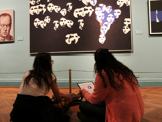 Profesores en sala de exposición permanente MNBA