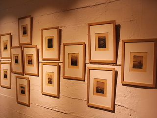 Detalle del montaje de la exposión fotográfica