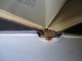 Libro en proceso de restauración.