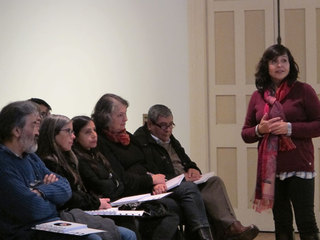 Mónica Bahamondez, exponiendo durante el curso.