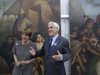 Presidente Sebastián Piñera junto a la ministra Consuelo Valdés, en el Laboratorio de Pintura.