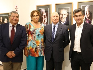 Equipo médico junto a director del Museo y Alcalde de Santa Juana