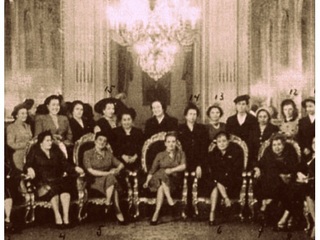 Grupo de mujeres junto a Rosa Markmann Reijer