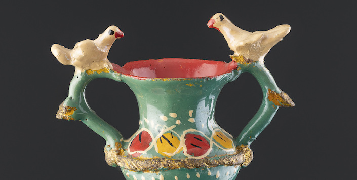 Vasija en miniatura con dos asas doradas, aves y banda acordonada