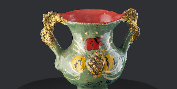 Vasija en miniatura con dos asas doradas