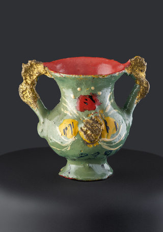 Vasija en miniatura con dos asas doradas