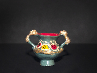 Vasija en miniatura con dos asas doradas y banda acordonada