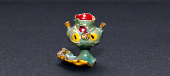 Mate en miniatura con fragmentos faltantes en pie y asas