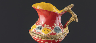 Jarro en miniatura con asa polilobulada y dorada, y banda acordonada