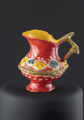 Jarro en miniatura con asa polilobulada y dorada, y banda acordonada