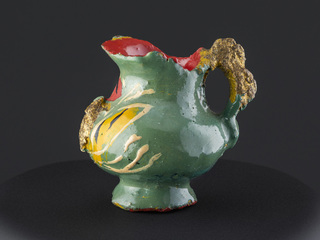 Jarro en miniatura con asa polilobulada y dorada