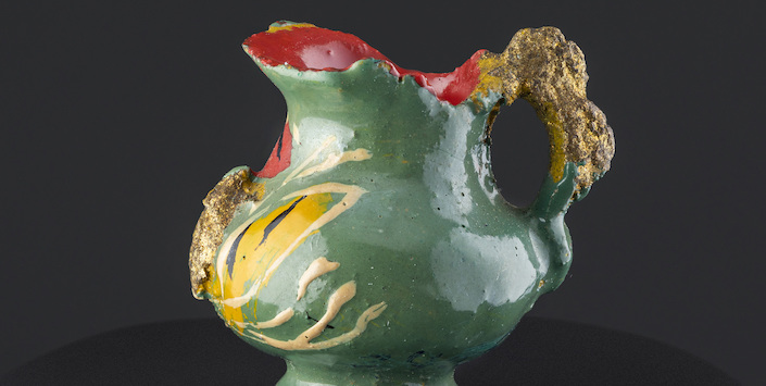 Jarro en miniatura con asa polilobulada y dorada