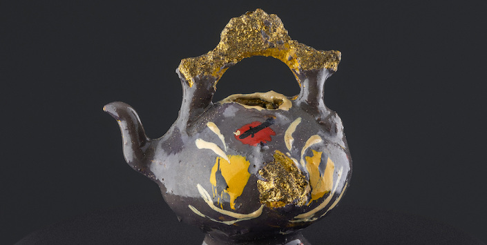 Tetera en miniatura con asa polilobulada y dorada