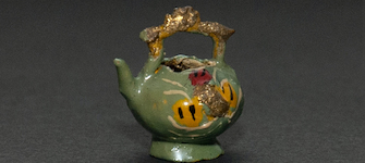 Tetera en miniatura con asa polilobulada y dorada