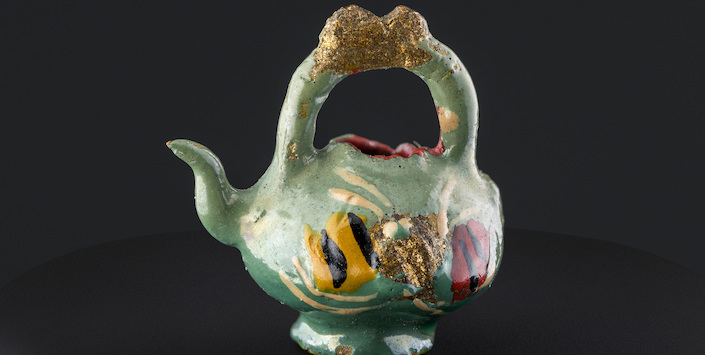 Tetera en miniatura con asa polilobulada y dorada