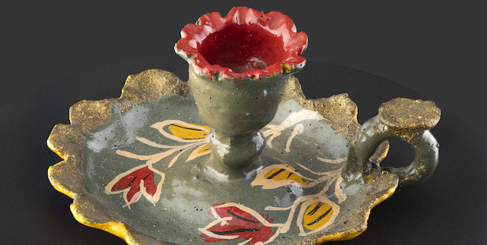 Palmatoria en miniatura con asa dorada y bordes ondeados