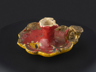 Palmatoria en miniatura con asa dorada y bordes ondeados