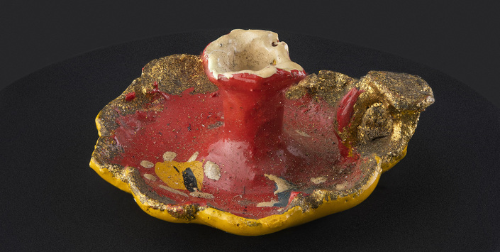 Palmatoria en miniatura con asa dorada y bordes ondeados