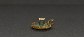 Palmatoria en miniatura con asa dorada y bordes ondeados