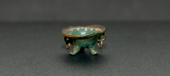 Brasero en miniatura de tres patas, con asas laterales y argollas colgantes