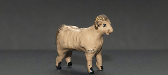 Cordero sonajero en miniatura con orejas y cola dorada